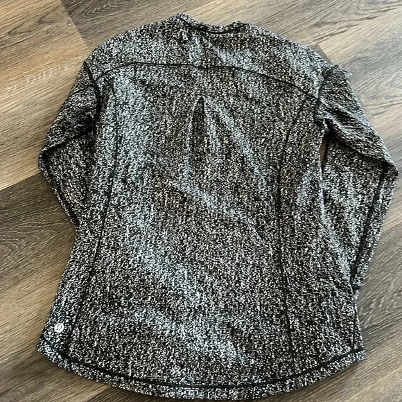 (42)Lululemon athletic longsleeve - Picture 4 of 5